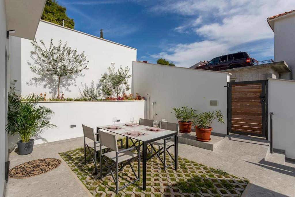 Holiday Home Lolina,Sea On A Palm! Heated Pool Trogir Exteriér fotografie